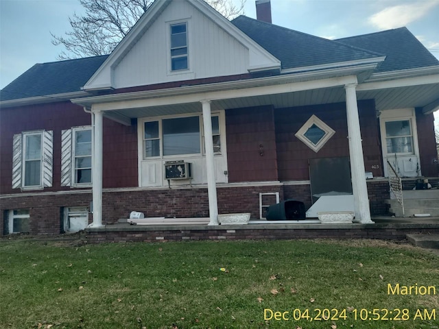 view of front facade featuring a porch and a front lawn