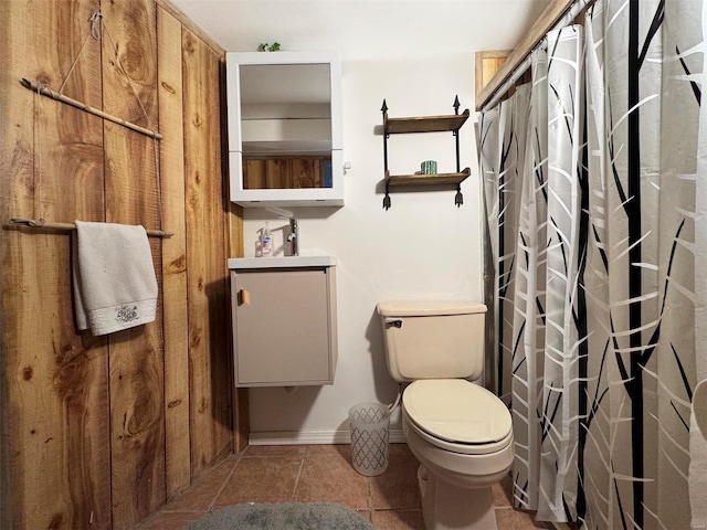 bathroom featuring tile patterned flooring, curtained shower, and toilet