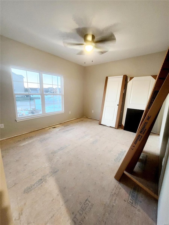 unfurnished room with ceiling fan