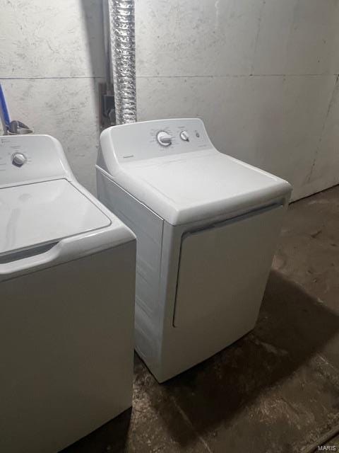 washroom featuring washing machine and clothes dryer