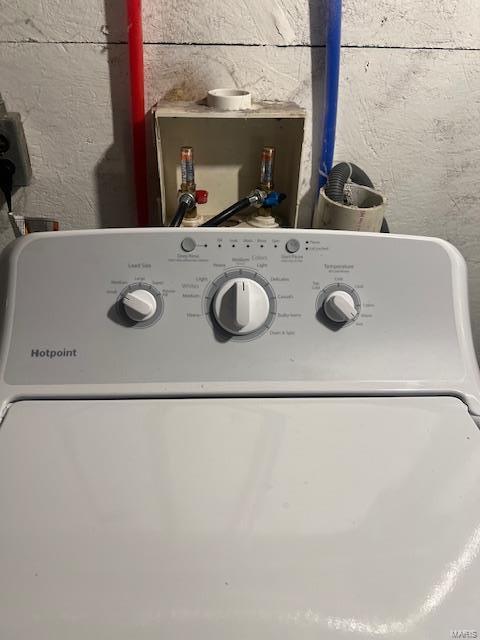 interior details featuring washer / clothes dryer