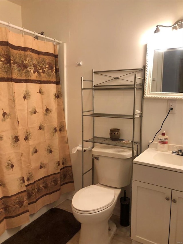 bathroom featuring a shower with shower curtain, vanity, and toilet