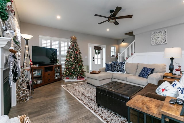 living room featuring dark wood-type flooring and ceiling fan