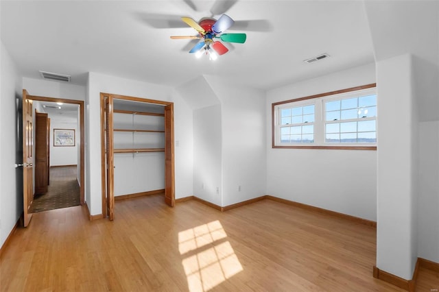 unfurnished bedroom with light wood-type flooring, a closet, and ceiling fan