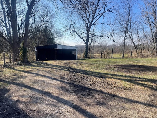 view of yard featuring an outdoor structure