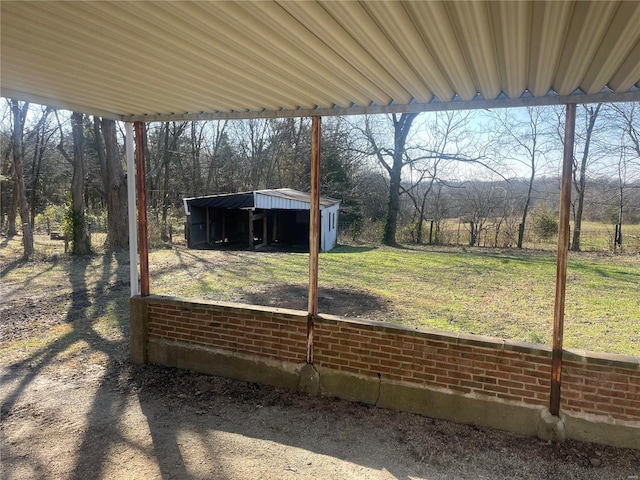 view of yard with an outbuilding