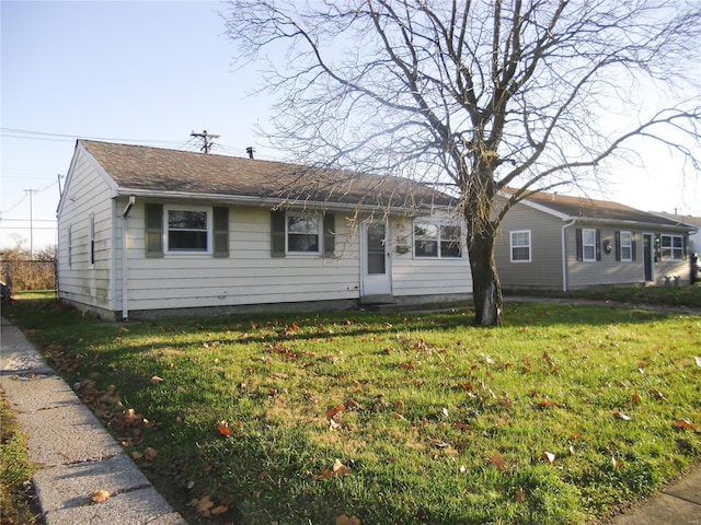 ranch-style home featuring a front lawn