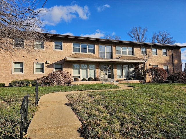 view of front of property featuring a front lawn