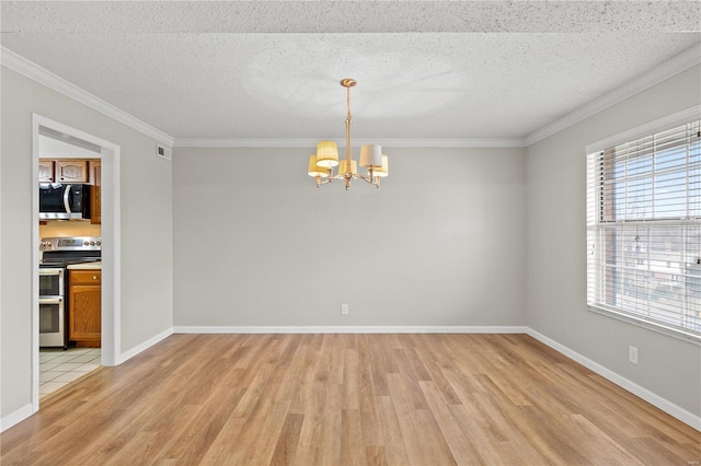 unfurnished room featuring light wood-type flooring, a textured ceiling, an inviting chandelier, and ornamental molding