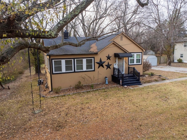 bungalow featuring a front lawn