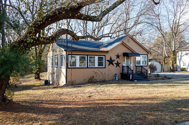 view of front facade with a front lawn