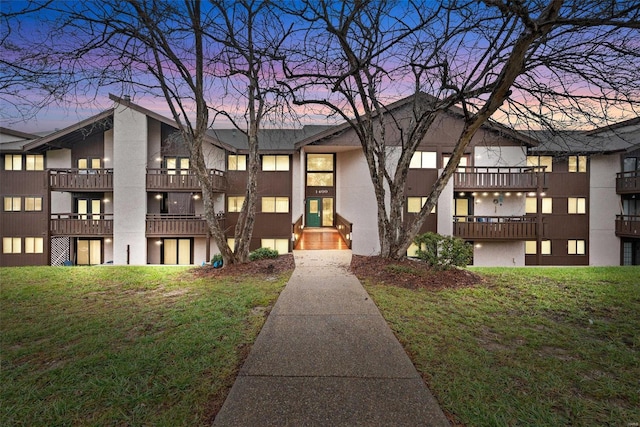 view of front facade featuring a yard