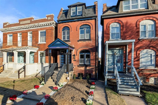 townhome / multi-family property featuring a balcony