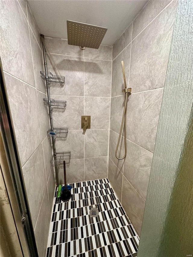 bathroom featuring a tile shower