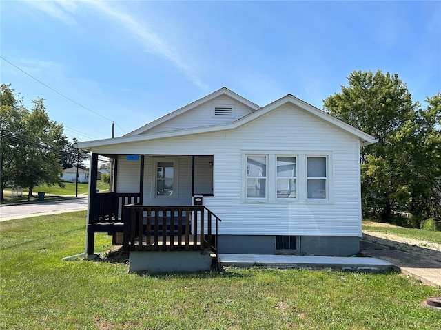 view of front facade featuring covered porch and a front yard