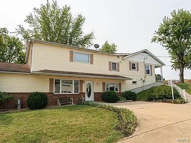 view of property featuring a front yard