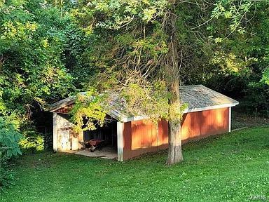 view of outdoor structure featuring a yard