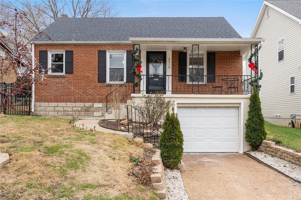 view of front facade featuring a front yard and a garage