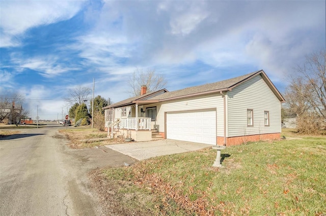 view of front of property featuring a front lawn and a garage