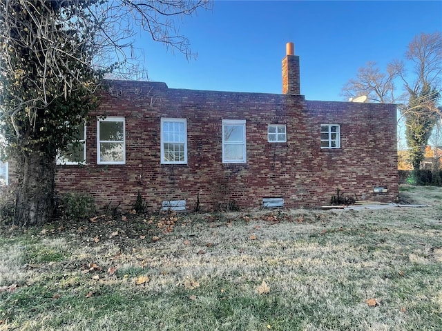 view of side of property featuring a lawn