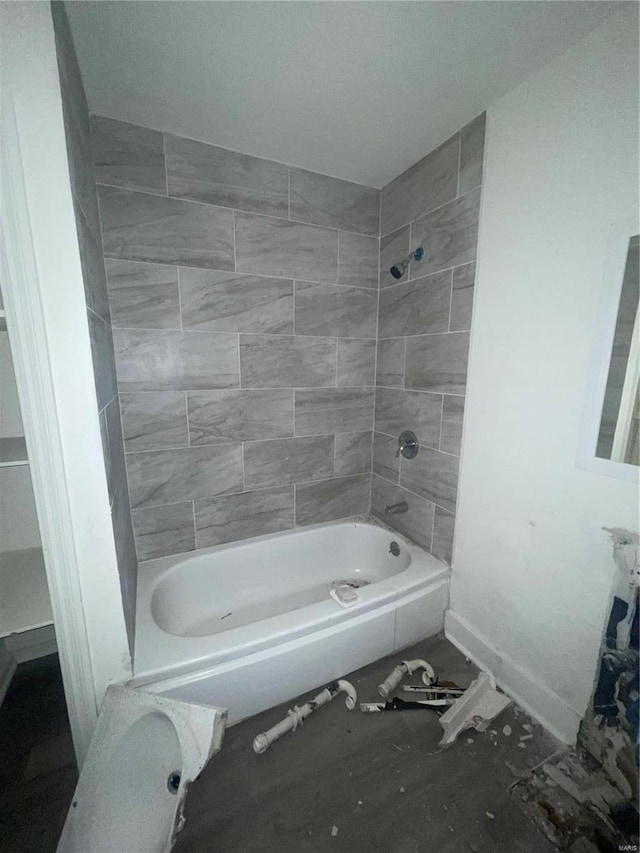 bathroom featuring tiled shower / bath combo