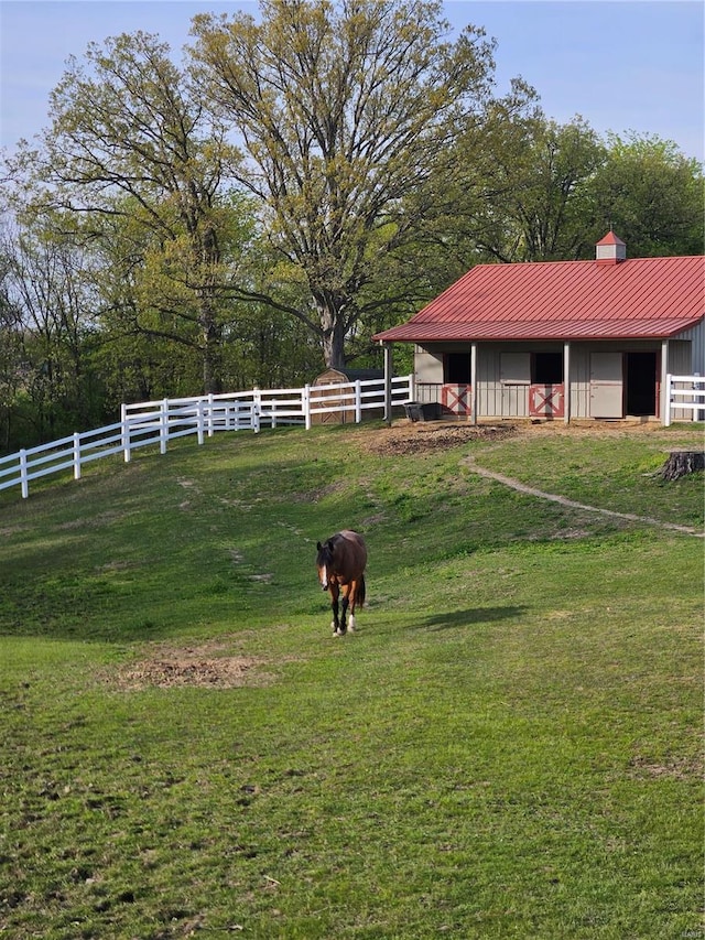 view of yard with an outdoor structure