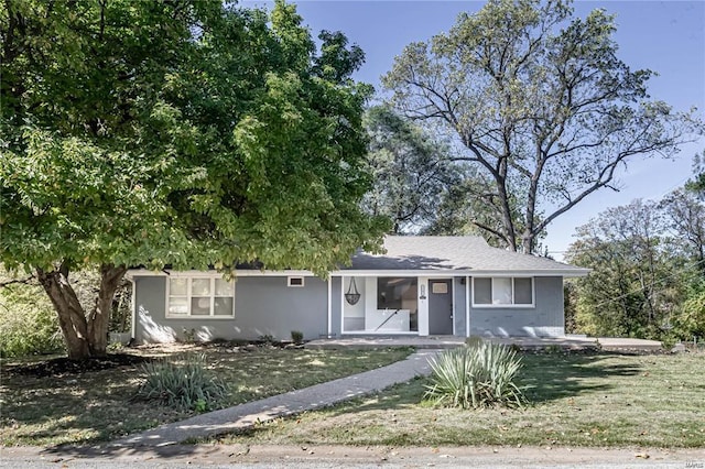 view of front of house featuring a front lawn