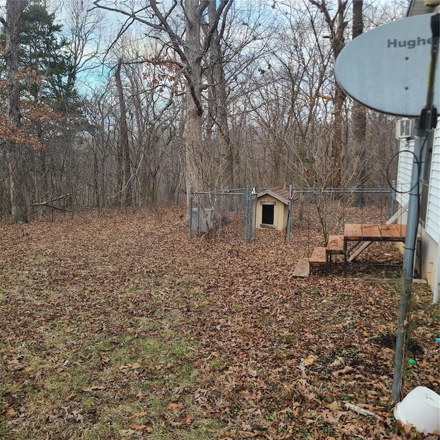 view of yard featuring a storage unit