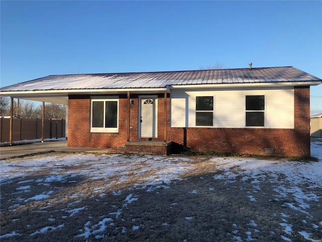 single story home with a carport