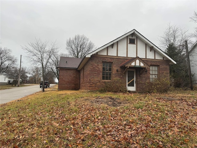 view of front of house with a front yard