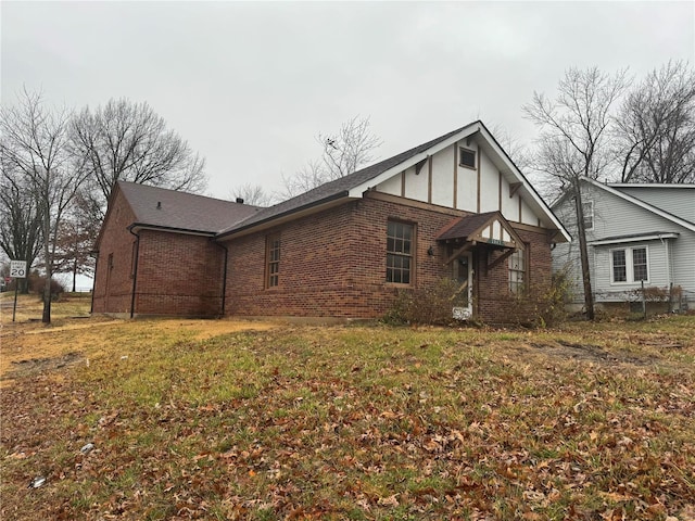 back of house featuring a lawn