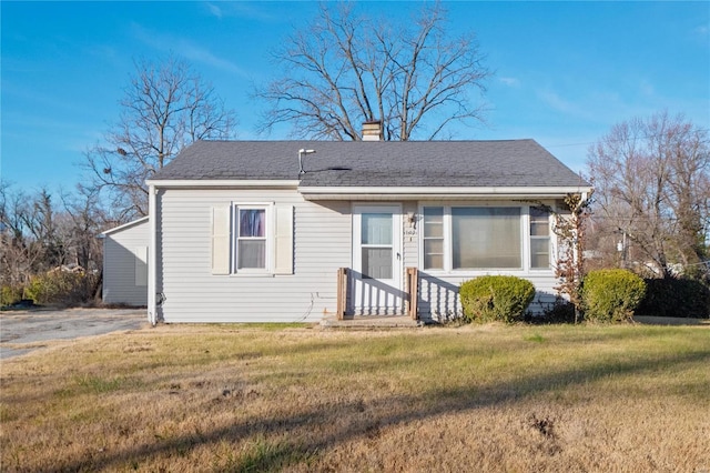 view of front of home with a front lawn