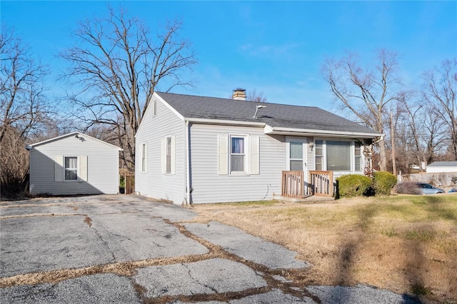 view of front of property with a front yard