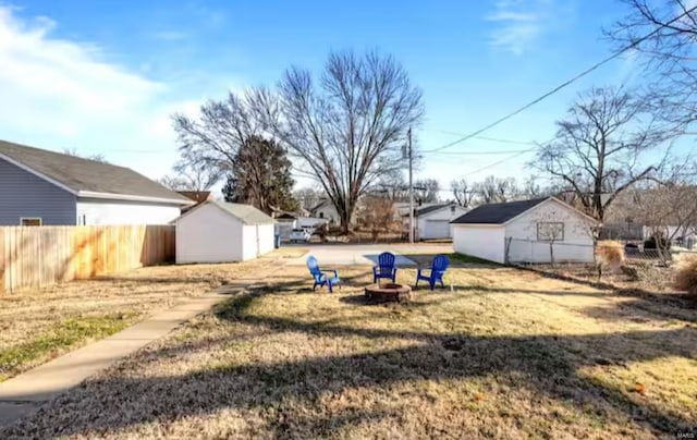 view of yard with an outbuilding