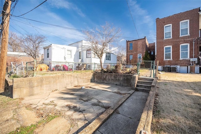 view of yard featuring a patio area