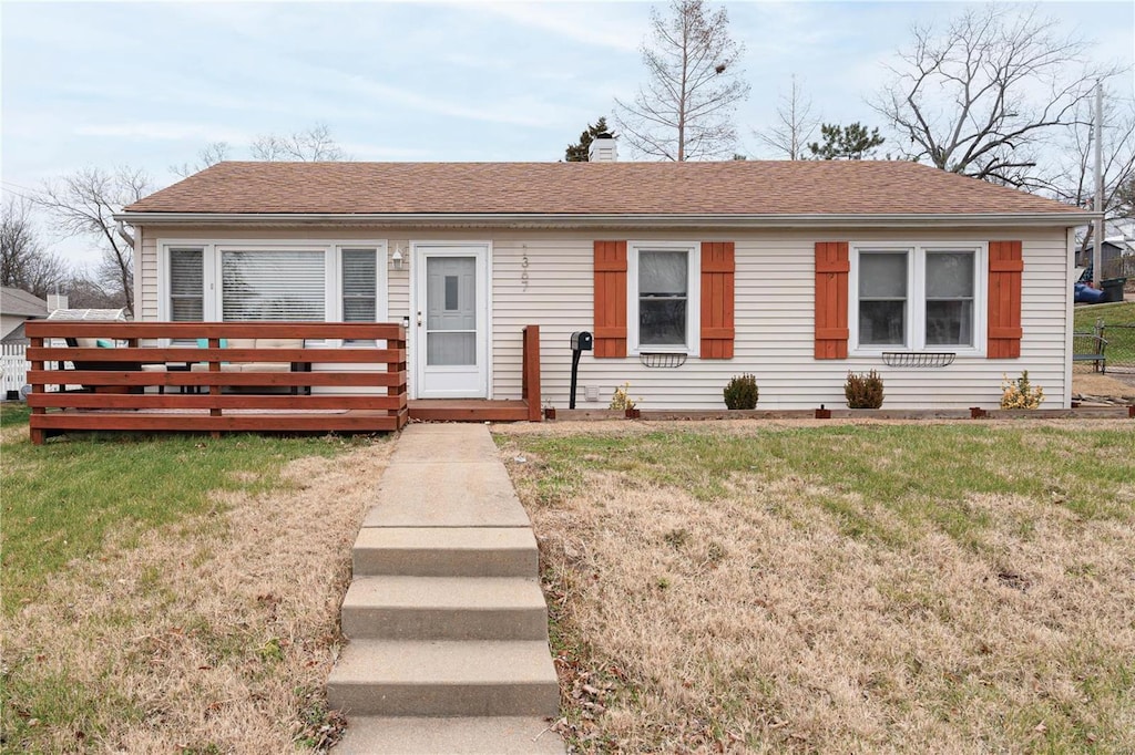 view of front of home featuring a front yard