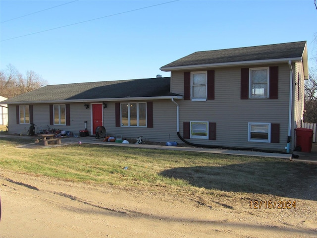 tri-level home featuring a front lawn