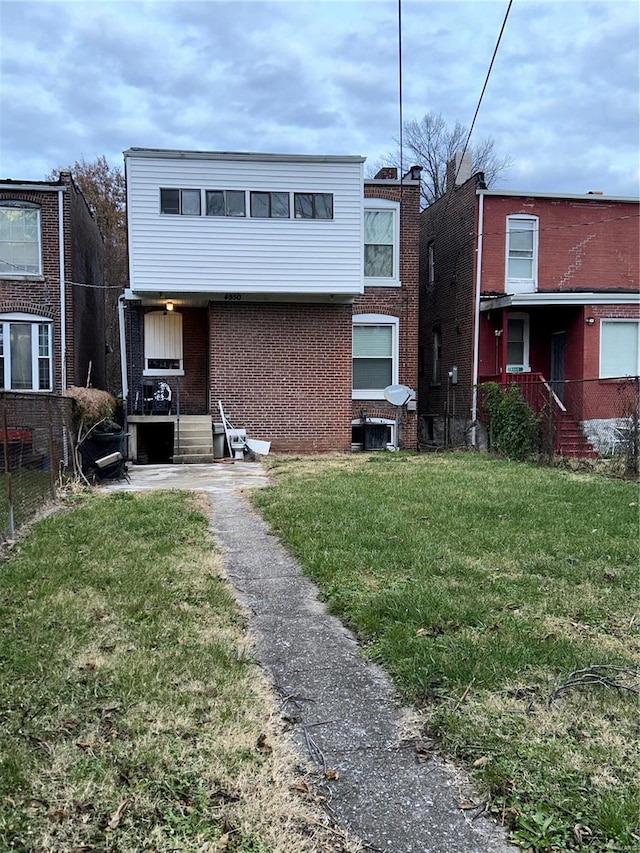 view of front facade featuring a front yard