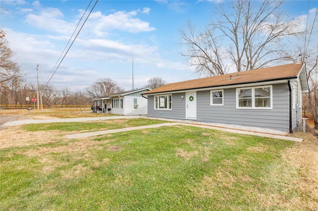 ranch-style home featuring a front lawn