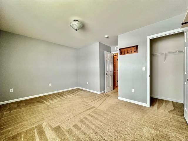 unfurnished bedroom with carpet flooring and a closet