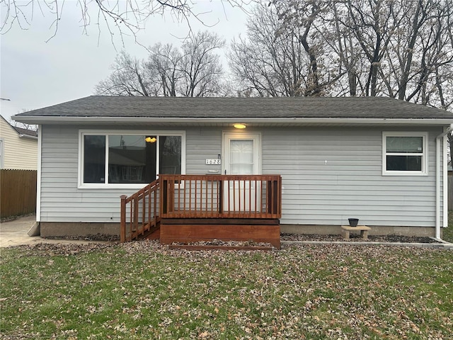 view of front facade featuring a front yard