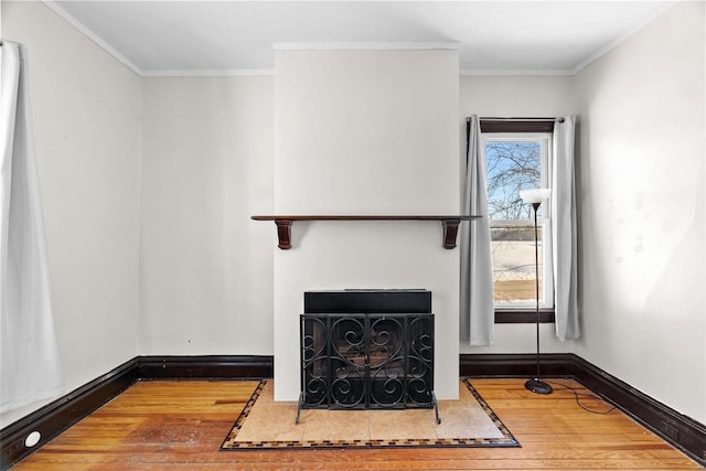 living room featuring hardwood / wood-style flooring and crown molding