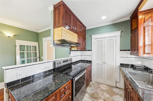 kitchen with sink, backsplash, dark stone counters, stainless steel electric stove, and ornamental molding