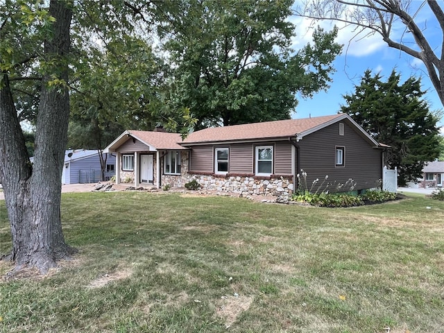 ranch-style home featuring a front lawn