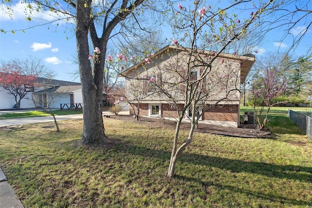 view of front of house with a front lawn