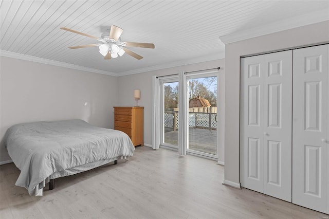 bedroom featuring access to exterior, crown molding, light wood finished floors, baseboards, and ceiling fan