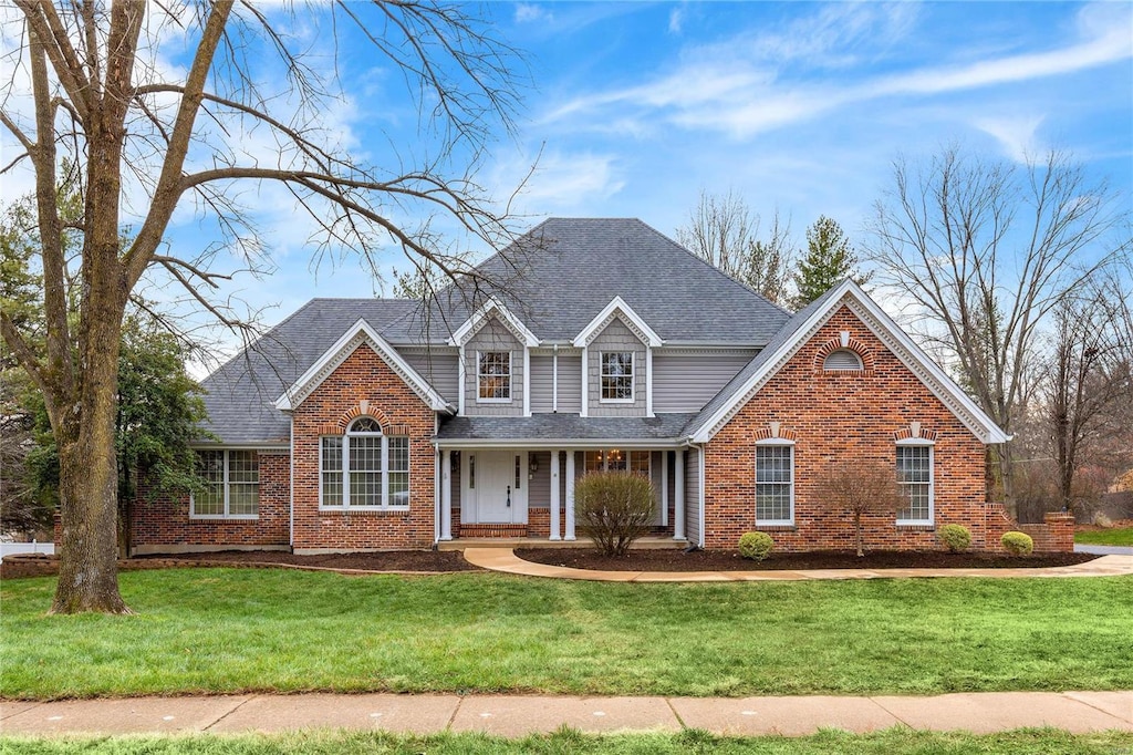 front facade featuring a front lawn