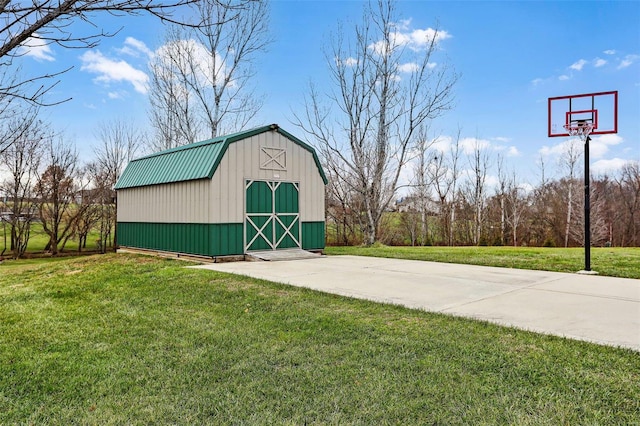 view of outdoor structure with a yard