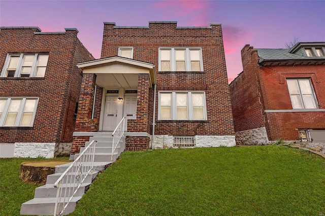 view of front facade featuring a yard