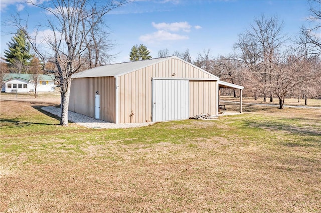 view of pole building featuring a yard